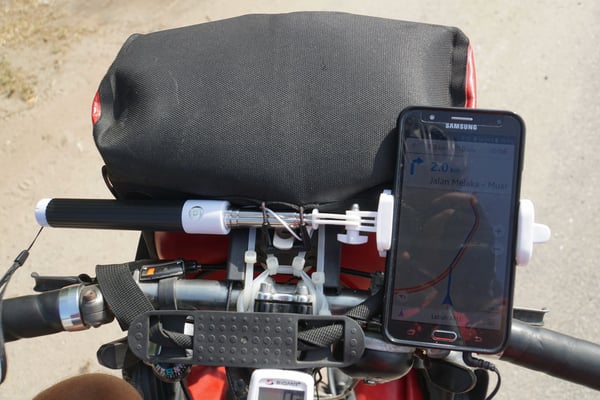 Handwerklich begabt: Halterung der Lenkertasche nach Sturz mit Kabelbindern fixiert und "Navi" mit Selfiestick montiert...