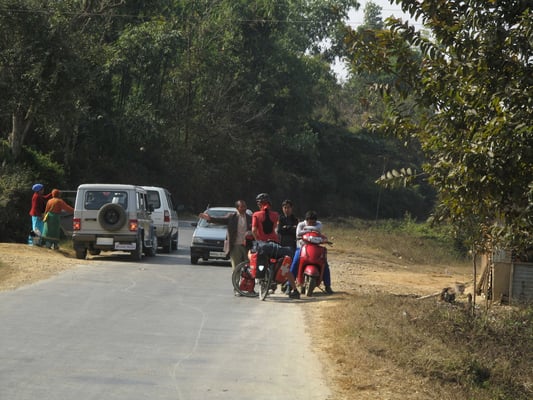 Der Herr auf dem Motorrad rechts im Bild hat uns lange Zeit lästig begleitet - es brauchte EINIGES, dass er uns hat ziehen lassen - hier verhandle ich mit ihm und anderen und lasse mir den Weg erkären...