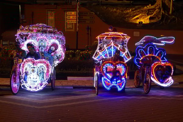 Velorikschas warten auf Kundschaft...