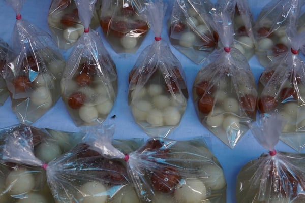 Süssigkeiten - Beutel sehen fast aus, wie die Beuteil, in welchen bei uns Aquarienfische verkauft werden...