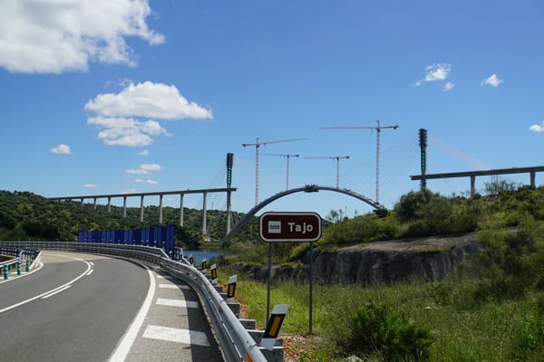Ein alter Bekannter: Hier heisst der Fluss Tajo - in Lissabon Tejo... Darüber wird ein "Brücklein" gebaut für die Autobahn...