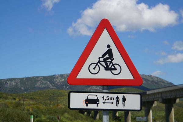 Signalisation wie der Radfahrer sie liebt..... - insbesondere, wenn die Autofahrer sie befolgen., was sie hier tun!