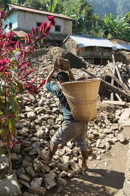 Es werden Steine geschleppt...