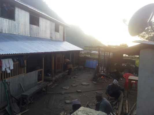 Neubau, derzeit Dach über dem Kopf; Kochen im Hof