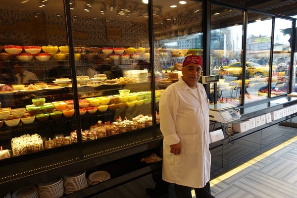 Ja, hier werden die Kalorien hinter Glas gesperrt und "bewacht" - nein, nein, der nette Herr schaufelt einem mit Freude auf den Teller, was einem Freude und die zu weiten Hosen wieder passend macht... (Foto by Kirtaps Papi)