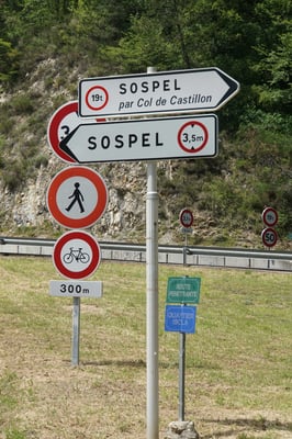 Passpartu und ich müssen rechts abzweigen und ich bin froh, habe ich keine 19 Tonnen geladen, auch wenn sich das manchmal so anfühlt....