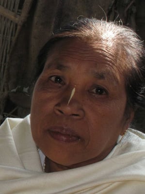 Manipuri Frau mit typischer Bemalung auf Nase...