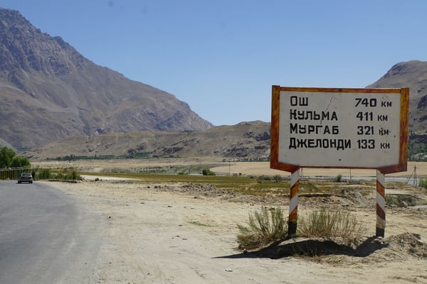 Ja, nach Osh will ich - nicht auf der M41 - aber deswegen sind es nicht viel weniger Kilometer (Osh an erster Postion, Murgab am Ende des Wakhan Valley an dritter Position auf dem Wegweiser)...