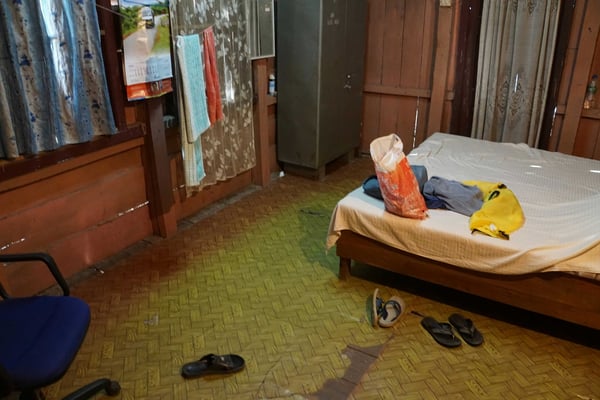 Wir übernachten in der Offiziersunterkunft - keiner daheim - nur viele Schuhe und Akten und ...