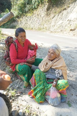 Die Nepalin rechts ist 80jährig und flott zu Fuss unterwegs...