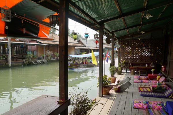 Die Terrasse meines Homestays in Amphawa...