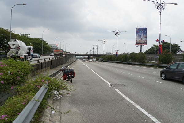 Einfahrt nach Johor Bahru...: Drei Spuren und ein "Pannenstreifen" für Passpartu und mich...