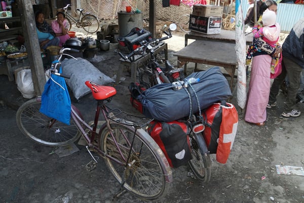 Passpartu flirtet vor dem Markt in Wabagai...