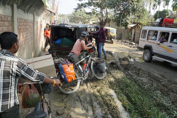 Wir schieben die Räder schon mal durch den Matsch...