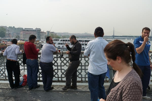 Auch beim Fischen auf der Galatabrücke scheint es zu greifen, das Motto: Abwarten und Tee trinken