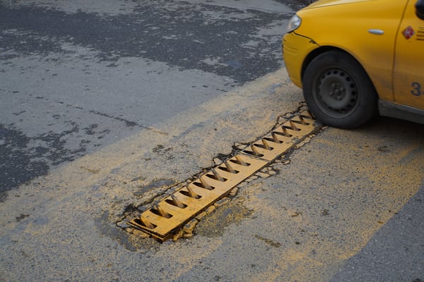 Kuriosität 2: Hier fährt man mit einem Satz Vorderpneus genau 1x verkehrt durch die Einbahn. Diese Verkehrslenkungsmassnahme ist WEIT verbreitet in der Türkei - so auch in Istanbul. Wenn das Auto von der richtigen Richtung kommt, senken sich die Zähne...