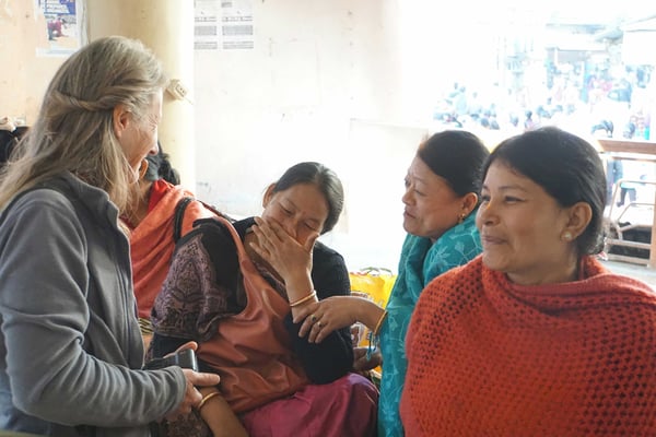 Karin im Gespräch mit Shopbesitzerinnen, die keine Existenzgrundalge mehr haben...