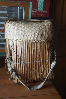 "Notfallkoffer"der Lama im Frauenkloster - wenn die oberste Mönchin zu Kranken oder Sterbenden gerufen wird, ist in diesem Koffer alles, was sie braucht für Gebete etc. vor Ort...