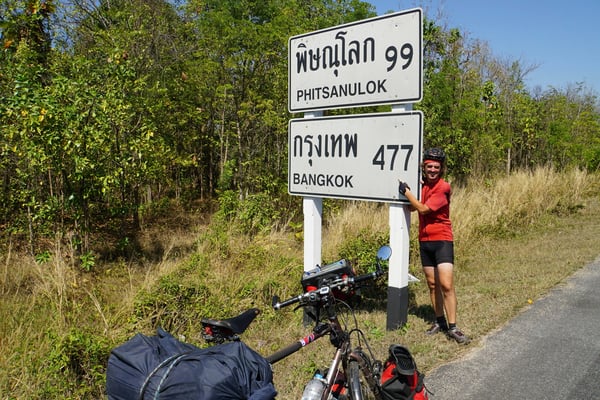 Kurz vor Bangkok - mit weissem Strumpfband...