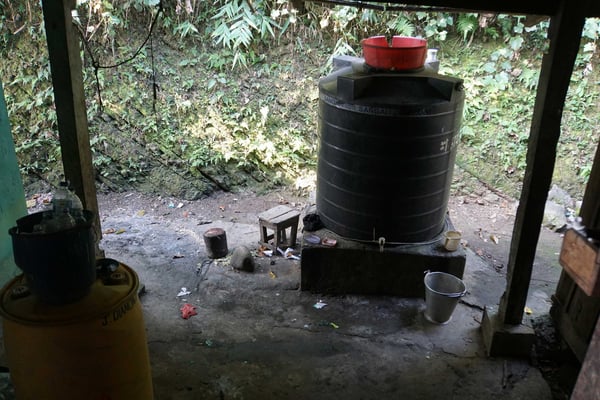 Der Wasch- und Abwaschplatz der Offiziersunterkunft...