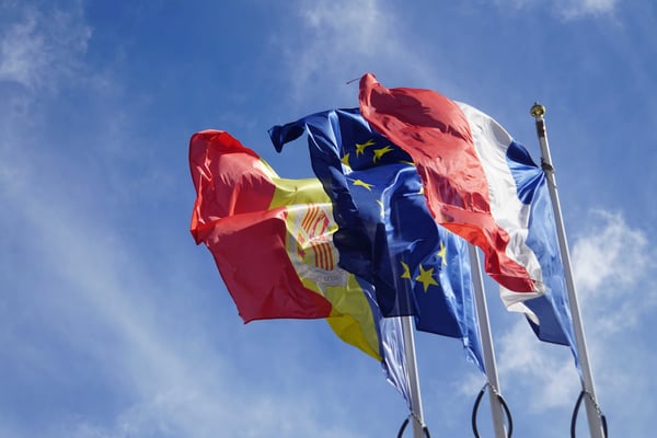 Der Gegenwind lässt die Flaggen von Andorra, der EU und Frankreich im Wind flattern...