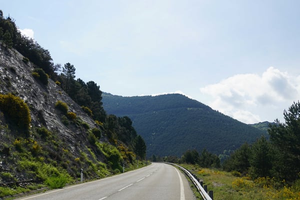 Auf dem Weg von Sort nach Andorra - seht ihr im Waldstück die Schneise der Strasse - da musste ich auch noch hoch.... 
