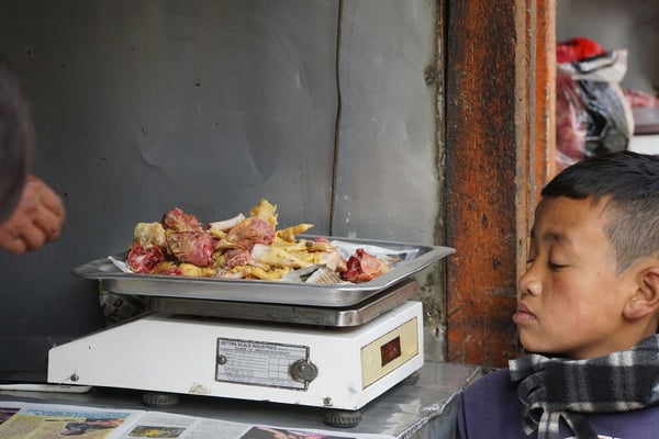 Er wartet auf die Hühnerfüsse, die er bestellt hat...