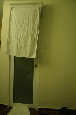 Handwerklich begabt: Tücher vor der Klimaanlage helfen gegen Durchzug...