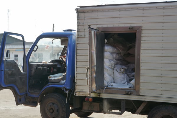 Die Eiswürfel spielen hier eine wichtige Rolle. Viele Restauratns haben keinen Kühlschrank und kühlen mit Eiswürfel, die angeliefert werden - aus der Eiswürfelfabrik...