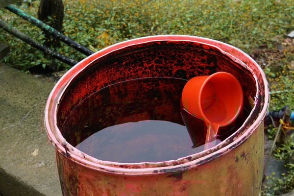 Aus dieser Tonne kommt das Wasser für Körperpflege, Abwasch und Küche der Militärs...