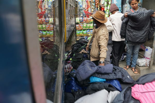 Manchmal fährt man quasi durch einen Laden hindurch...