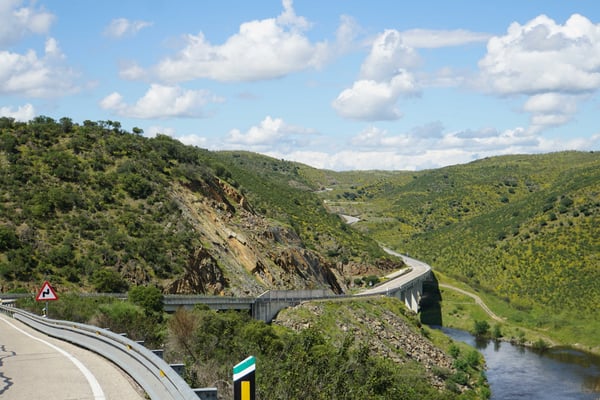 Ja, nach der Abfahrt folgt der Aufstieg - auch der war schön und gibt eine Idee, wie es über die Route des Grandes Alpes mit soooo vieeeel Gepäck werden dürfte...