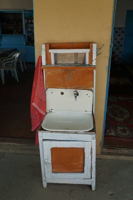 Einziger Ort mit "fliessendem Wasser" - das Wasser wird in den Tank in der Rückwand gefüllt und das Schmutzwasser in einem Eimer aufgefangen - und es funktioniert...!!