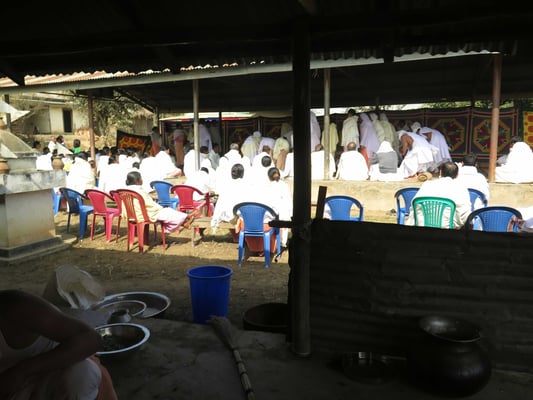 Die Zeremonie 5 Tage nach dem Todesfall/dem Begräbnis...