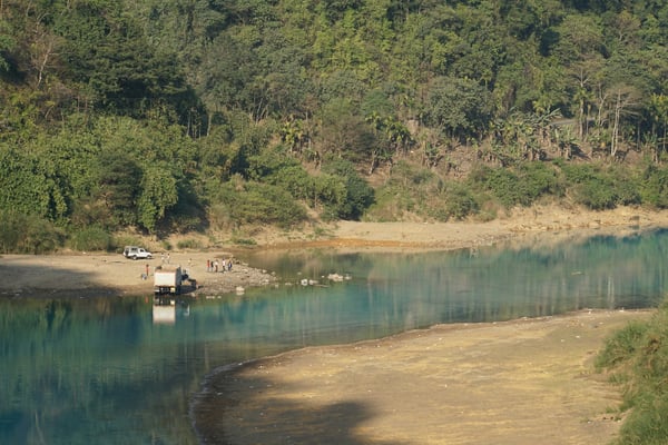 Doch eine Kurve weiter wird die Freude getrübt, weil "die Inder" es doch tatsächlich schaffen, in diesem wunderbar sauberen Fluss ihre Autos zu waschen - WIE IST DAS MÖGLICH???
