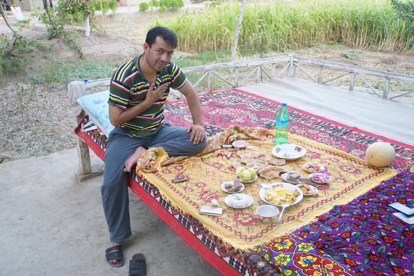 Alisher, mein Gastgeber eine Nacht, bevor ich Bukhara erreicht habe - ich habe im Hof seines Hauses dann im Bett unter freiem Himmel übernachtet - nachdem mich seine Mutter bekocht hatte... War schön unter Sternen bei Vollmond...