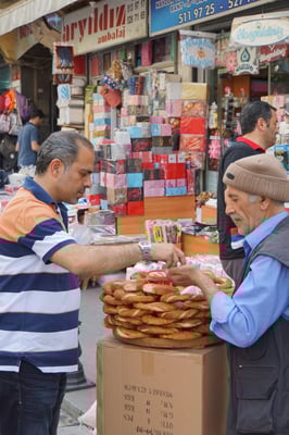Fliegender Händler und Kunde beim Gewürzbasar...