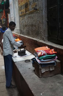 Bügelservice 2015 in Indien - das Bügeleisen wird mit glühender Kohle betrieben...