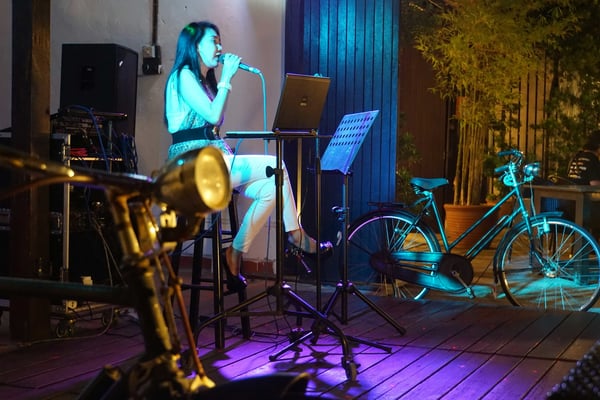 Ich kenne Sängerinnen - insbesonders EINE :-))... - auf ebenso hohen Absätzen, die grosse Hallen füllen - aber kein so geniales Bühnenblid mit zwei Velos haben...