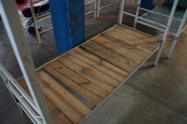 Der "Lattenrost" der Betten im Schlafsaal der Klosterschule - hart aber herzlich...