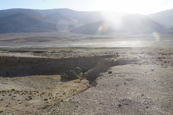 In diesem "Erdloch" haben Emil und ich gecampt, als wir im Sandsturmgegenwind nicht mehr weiterfahren wollten/konnten - es war fast windstill und absolut OK - wenn auch bitterkalt...