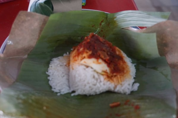 ... Reis mit einer Sauce aus Fleisch und Fisch oder so - die Überraschung ist dem Wirt nur halb so gut gelungen...