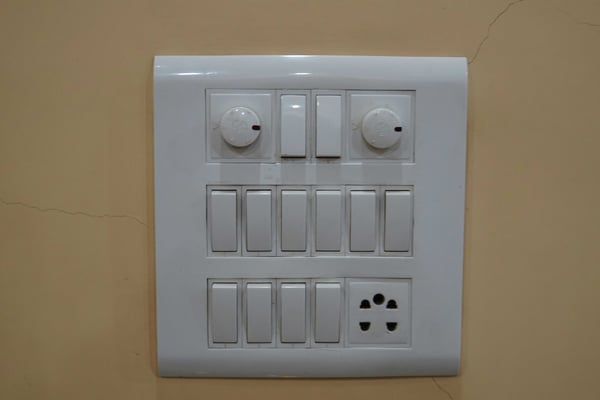 "Schlattableau" in meinem Zimmer - 10 Lichtschalter und 2 Dekenventilatoren...