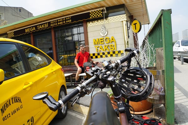 Abwarten und Tee trinken beim Taxistand...