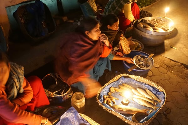Spaziergang über den nächtlichen Markt, wo bei Kerzenlicht Frisch-Fisch angeboten wird...