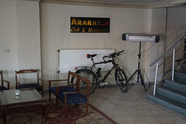 Passpartu im hintern Bereich der Lobby, wo der Nachtportier ihn sicher untergebracht hat...