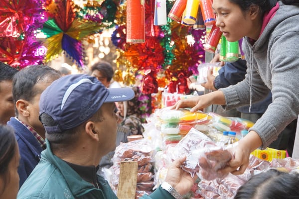 Zum Lichterfest "Laxmi Puja" - werden überall in der Stadt Kerzen und sonstiges "Zubehör" für kleine Hausaltare verkauft...