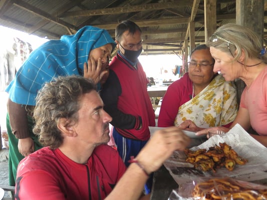 Kartin erklärt den interessierten Beobachtern die Reiseroute - Kirtap interessiert sich für allem für's Essen...