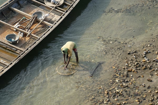 Die grossen Steine werden von Hand aussortiert...