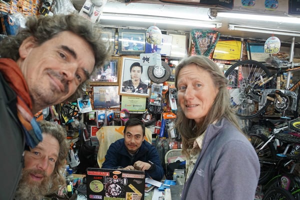 Rajeev, der Velohändler lässt uns drei tolle Boxen direkt ins Hotel liefern - kostenlos... DANKE!!! So muss Passpartu halt mal wieder in die Box... 